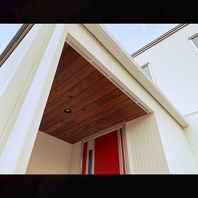 白い家/赤い玄関扉/赤い玄関ドア/ウッドロングエコ仕上げの軒天/ウッドロングエコ...などのインテリア実例 - 2021-09-16 18:04:33