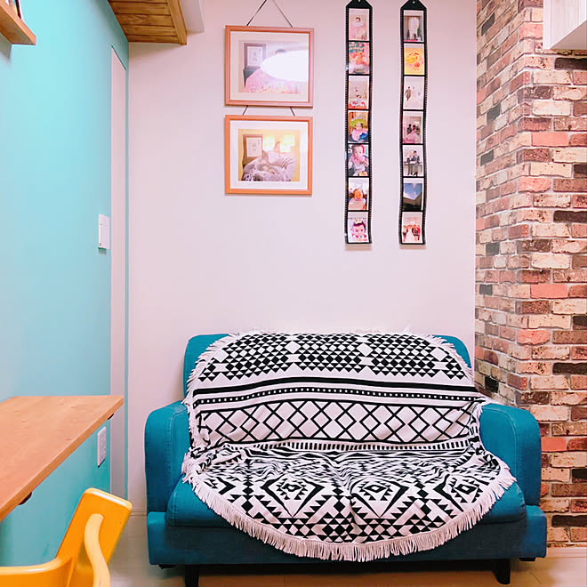 リビング 水色の壁 ラウンドビーチタオル レンガ風壁紙 デニムソファ などのインテリア実例 18 09 05 23 36 11 Roomclip ルームクリップ リビング 水色の壁 ラウンドビーチタオル レンガ風壁紙 デニムソファ などのインテリア実例 18 09 05 23 36 11 Roomclip ルームクリップ