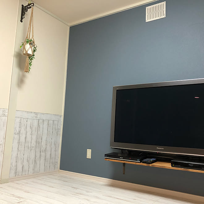 リビング テレビ壁掛け イメチェン ブルーグレー壁紙 ブルーグレー などのインテリア実例 18 07 08 49 53 Roomclip ルームクリップ リビング テレビ壁掛け イメチェン ブルーグレー壁紙 ブルーグレー などのインテリア実例 18 07 08 49 53 Roomclip ルームクリップ