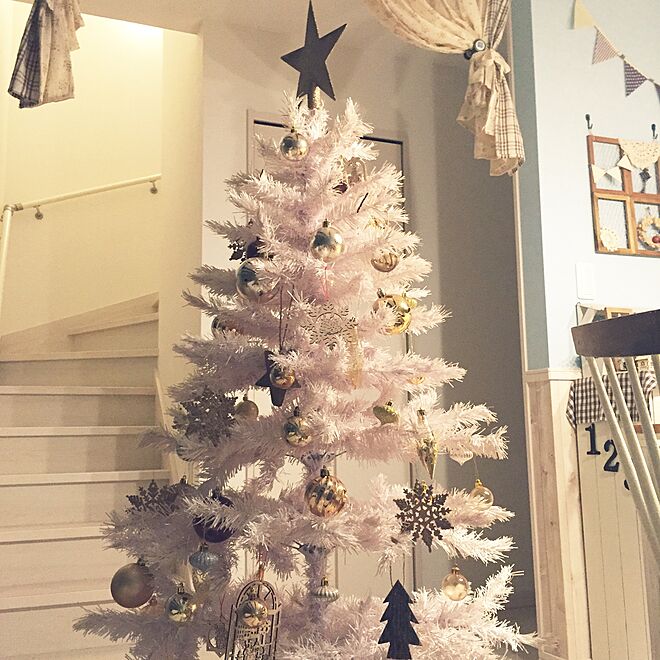 リビング ホワイト ゴールド クリスマス ホワイトクリスマスツリー クリスマスツリー などのインテリア実例 15 11 28 23 48 35 Roomclip ルームクリップ