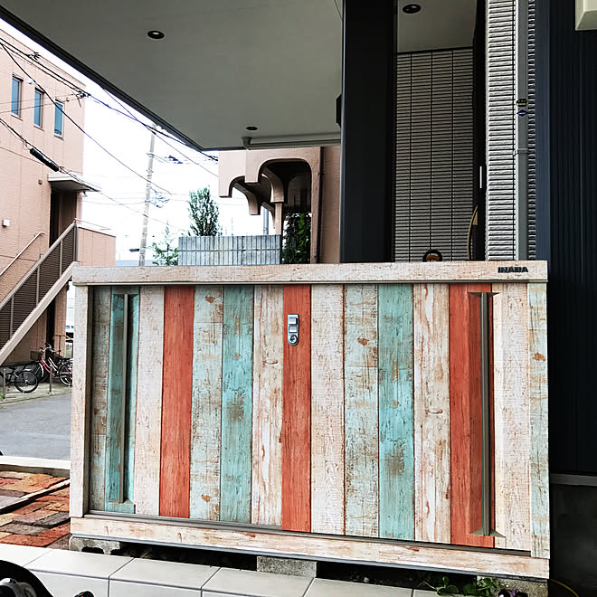 イナバの物置改 イナバ物置 壁紙シートを貼りました 玄関 入り口 Diy などのインテリア実例 17 08 08 16 58 27 Roomclip ルームクリップ