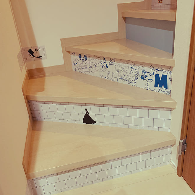 子育てママ ディズニー大好き セリアのウォールステッカー セリアリメイクシート 階段リメイク などのインテリア実例 19 11 06 23 58 03 Roomclip ルームクリップ