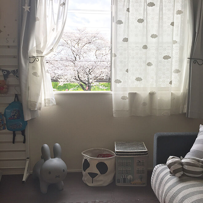 ブルーナボンボン/ニトリのカーテン/借景の桜/おもちゃの収納/こどもと暮らす。...などのインテリア実例 - 2019-04-04 09:49:25