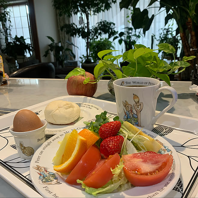 今日の朝ごはん/エッグスタンド/ピーターラビットシリーズで朝食/可愛いのが好き/推しのいる生活...などのインテリア実例 - 2022-03-04 07:27:55