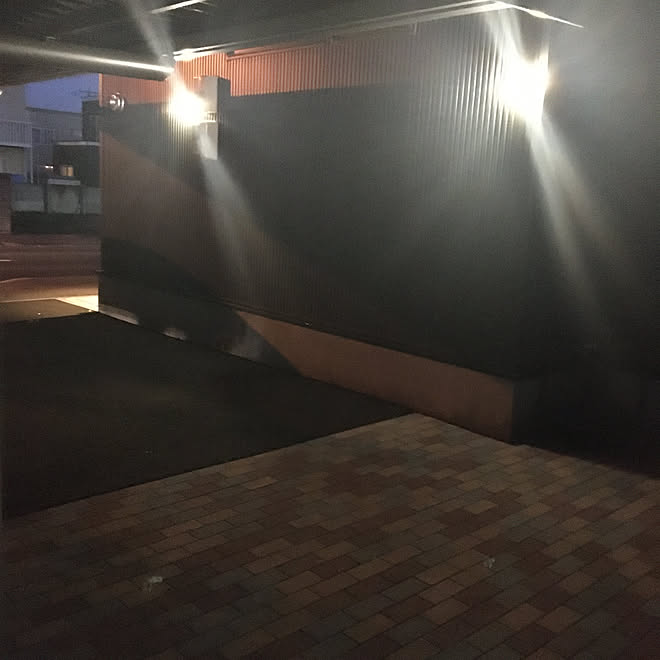 ダイソーマグネットバンド 浸透アスファルト カーポート 昨日今日は連投失礼します ソーラーledライト などのインテリア実例 12 06 16 48 05 Roomclip ルームクリップ