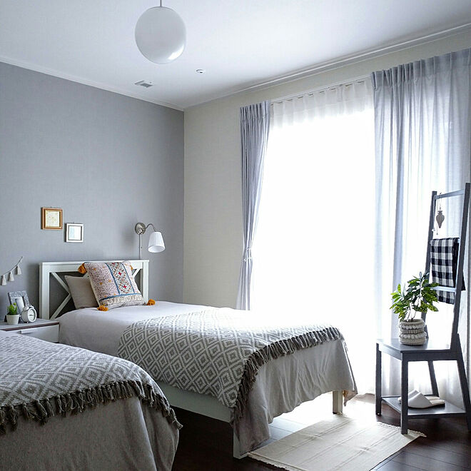 ベッド周り 白いベッド グレーの壁 グレーの壁紙 シングルベッド などのインテリア実例 21 04 02 09 41 27 Roomclip ルームクリップ