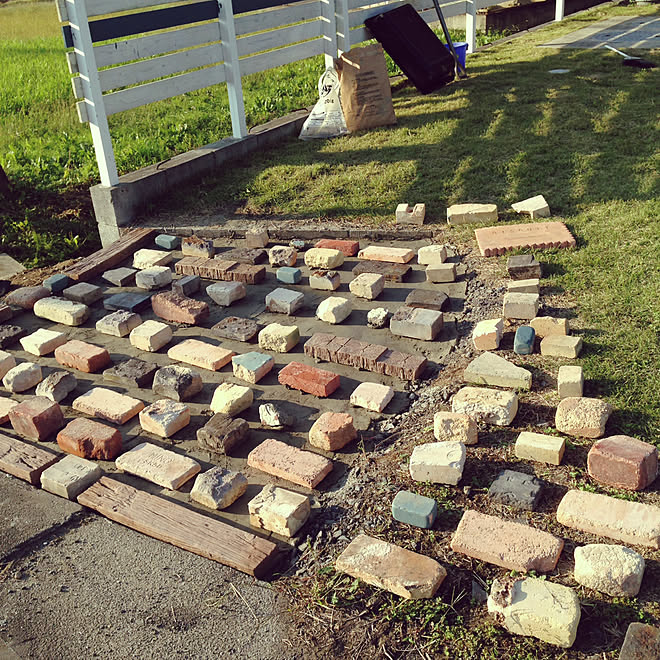 玄関 入り口 芝生の庭 枕木風コンクリート ビスケットレンガ アンティークレンガのインテリア実例 17 10 09 18 24 13 Roomclip ルームクリップ