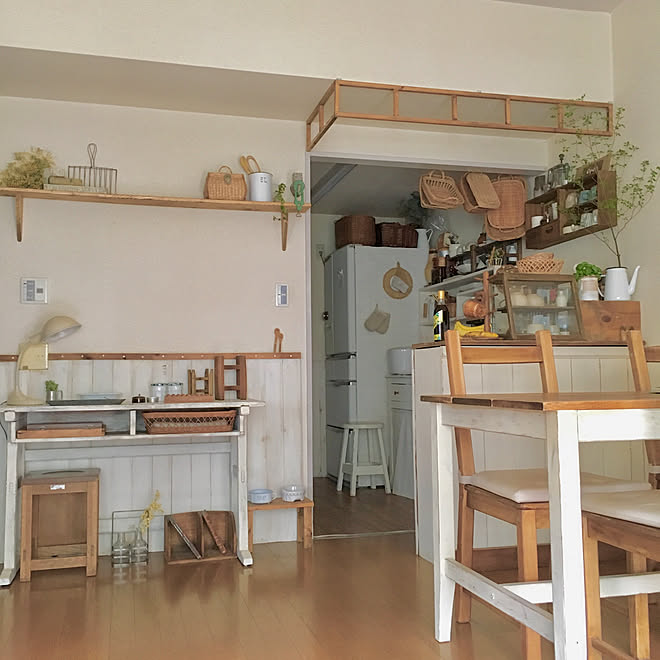 部屋全体/IKEAのダイニングテーブル/古いものが好き♡/DIY腰壁/リメイクカウンター...などのインテリア実例 - 2018-04-25 15:47:55