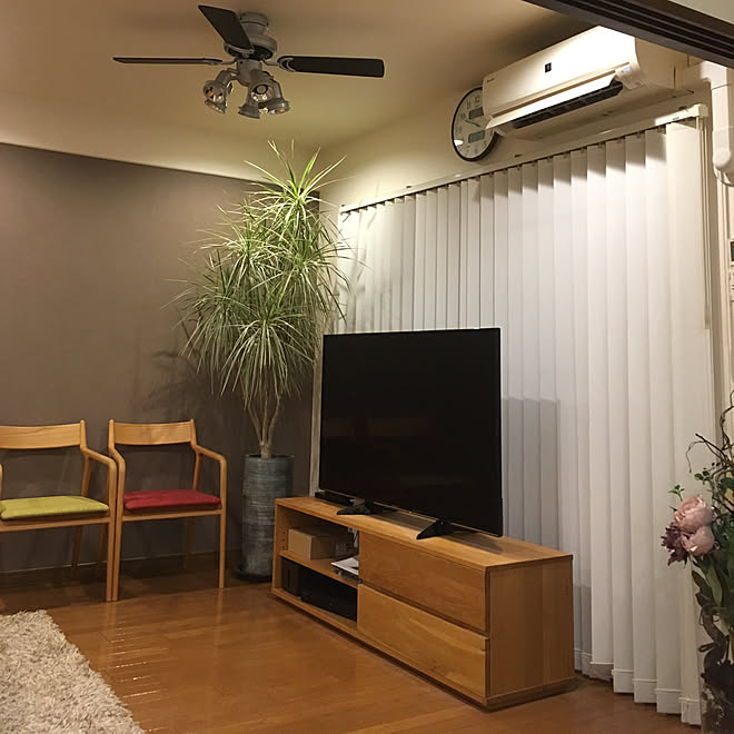 リビング 無印良品ラグ 無印良品 棚 テレビボード 造花アレンジのインテリア実例 18 06 06 21 52 55 Roomclip ルームクリップ