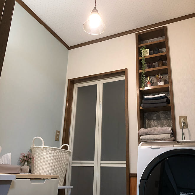 ニトリの照明 ホームコーディのランタンバスケット 天井壁紙diy 壁紙diy クロス貼りdiy などのインテリア実例 22 11 10 21 30 25 Roomclip ルームクリップ