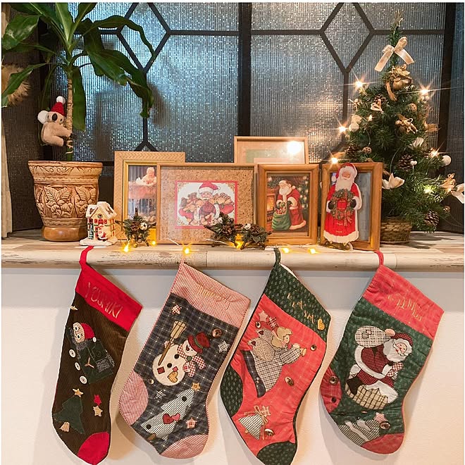出窓ディスプレイ ネーム刺繡入り アップリケ クリスマス靴下 クリスマスカードを飾る などのインテリア実例 11 17 12 10 58 Roomclip ルームクリップ