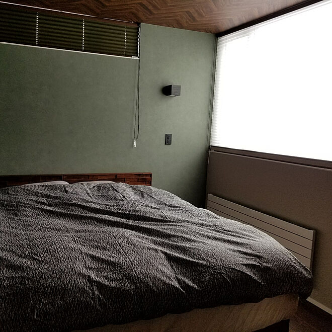 ベッド周り 寝室ベッド 緑壁紙 落ち着く配色 ワイドキングサイズのインテリア実例 18 03 08 08 53 31 Roomclip ルームクリップ