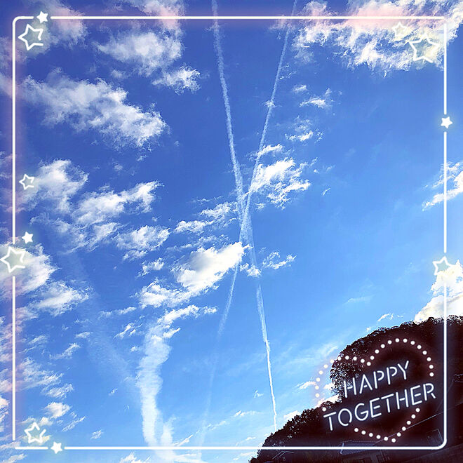 壁/天井/今日も頑張ります(^^)v/空を見上げたら飛行機雲が…/11月17日/CROSSする飛行機雲✨...などのインテリア実例 - 2018-11-17 08:26:52