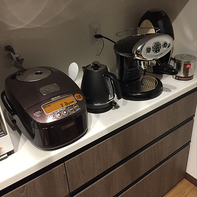 LIXILカップボード/象印炊飯器/バリスタ/illy espresso machine