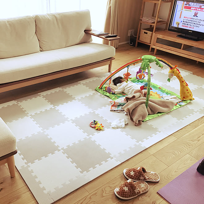 リビング ジョイントマット 赤ちゃんのいる暮らし ナチュラル ソファのインテリア実例 18 04 25 12 28 51 Roomclip ルームクリップ