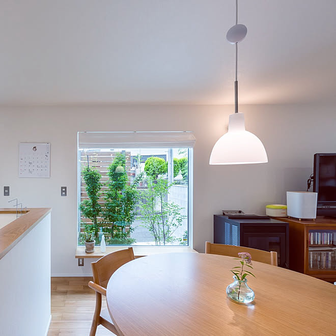 ラウンドテーブル/ペレットストーブ/フィックス窓/ルイスポールセン