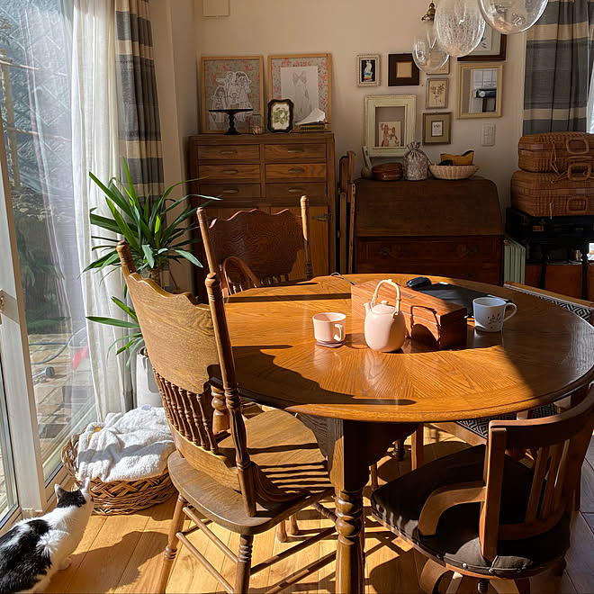 丸テーブル/アンティーク家具/額縁ディスプレイ/部屋全体のインテリア