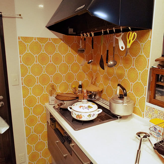 キッチン 壁紙本舗さんの壁紙貼りました リメイクシート レトロキッチン どでかいやかんのインテリア実例 01 11 22 23 13 Roomclip ルームクリップ