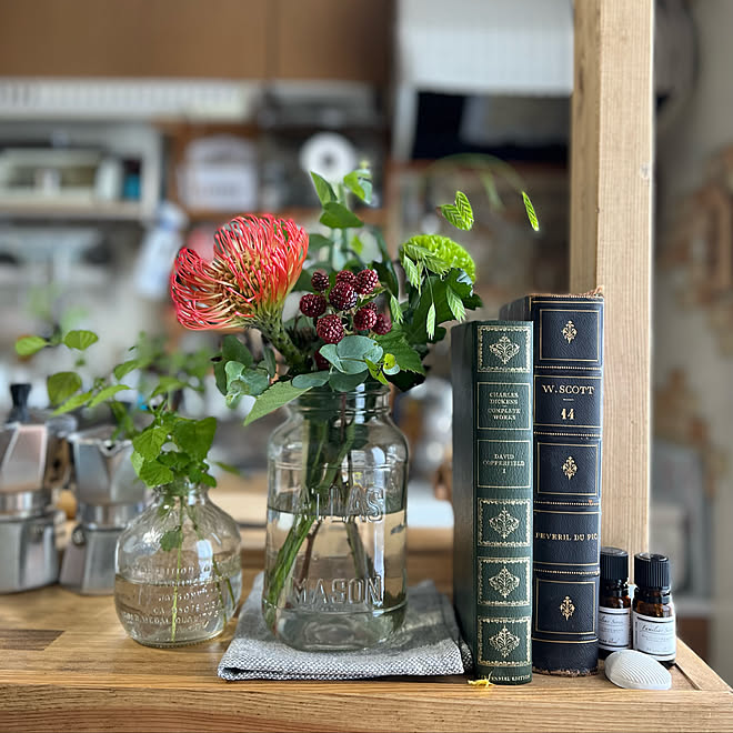 洋書ディスプレイ 空き瓶 アロマストーン アロマオイル 香りのある暮らし などのインテリア実例 22 11 07 03 37 00 Roomclip ルームクリップ