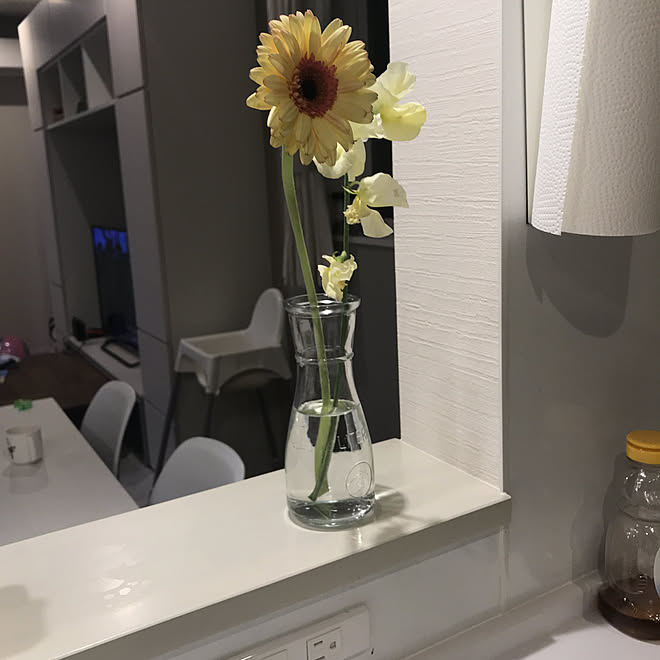 キッチンカウンター 花瓶 透明 Watts 100均 花のある暮らし キッチンのインテリア実例 03 14 21 39 01 Roomclip ルームクリップ
