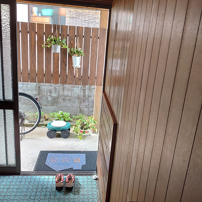 玄関 入り口 古い家を楽しむ 古い家に住む 古い家の玄関前 玄関前の目隠し柵diy などのインテリア実例 21 09 25 08 13 48 Roomclip ルームクリップ