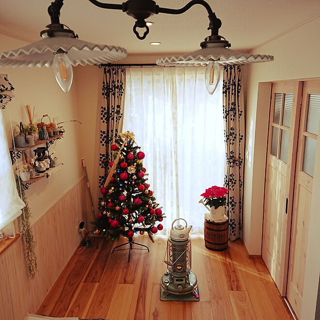 部屋全体/クリスマスツリー150cm/白い腰壁〜♡/アラジンストーブ/ピンクのポインセチア...などのインテリア実例 - 2018-12-11 08:36:54