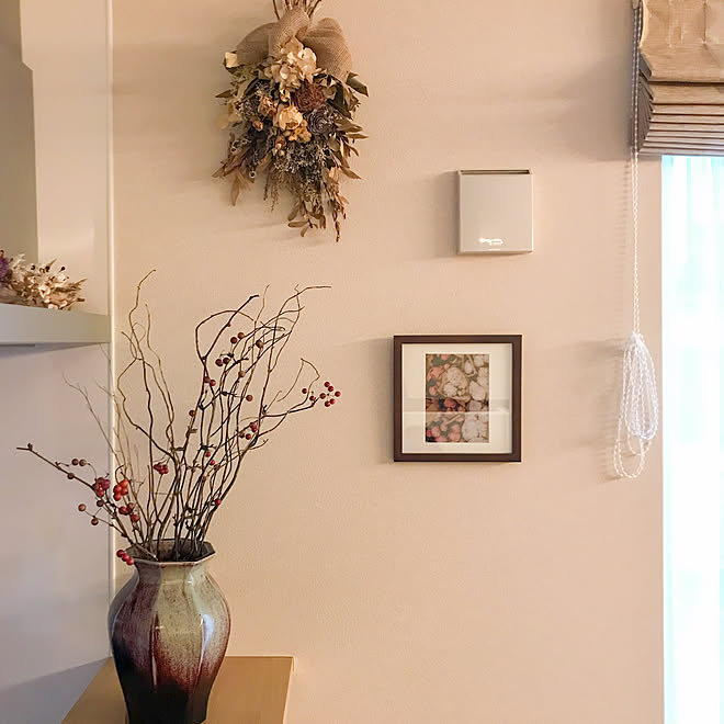 白樺の曲線と綿花や深紅の山帰来を添えた 和モダンな スワッグ ドライ