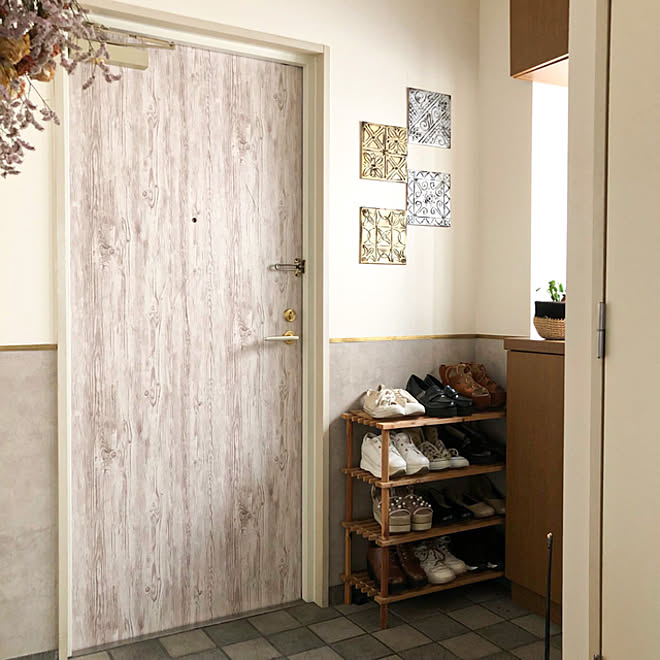 壁紙腰壁 モルタル風壁紙 ドアはリメイクシート 壁紙 壁紙diy などのインテリア実例 21 08 27 18 10 24 Roomclip ルームクリップ