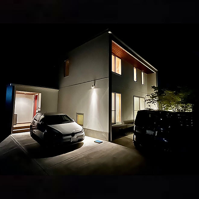 夜の外観/夜の風景/ライトアップ/白い四角い家/赤い玄関ドア...などのインテリア実例 - 2022-05-18 10:00:45