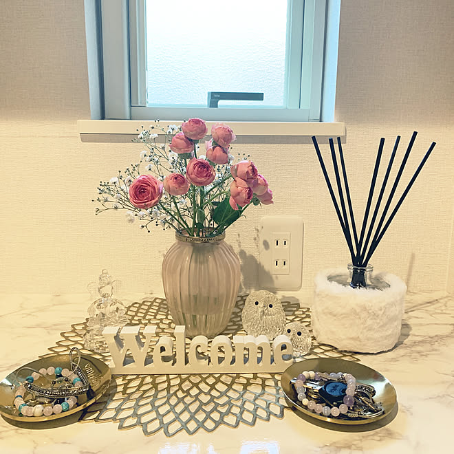 ピンク ホワイト かすみ草 薔薇 花瓶 ルームフレグランス などのインテリア実例 01 16 16 24 21 Roomclip ルームクリップ