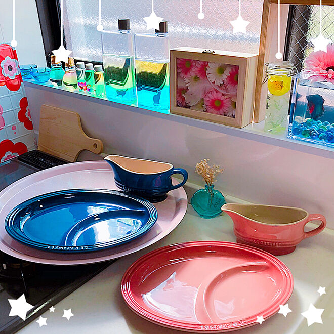 リビング/キッチンにベタ水槽置いてます✨/フラワーボックスDIY/カラフルジョイ✨いっぱい並べてます/ピンクもブルーも可愛い～✨...などのインテリア実例 - 2018-08-23 12:59:50