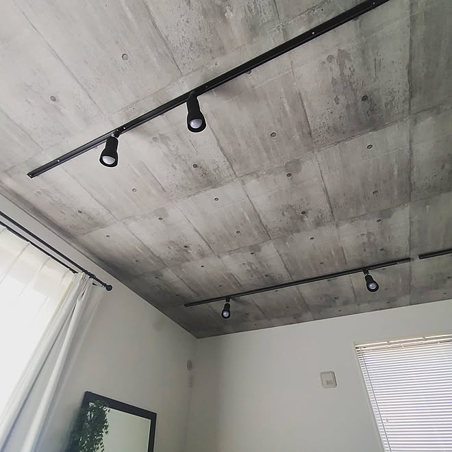 壁 天井 打ちっぱなし風壁紙 ダクトレール照明 スポットライト インダストリアル などのインテリア実例 21 04 22 00 15 52 Roomclip ルームクリップ