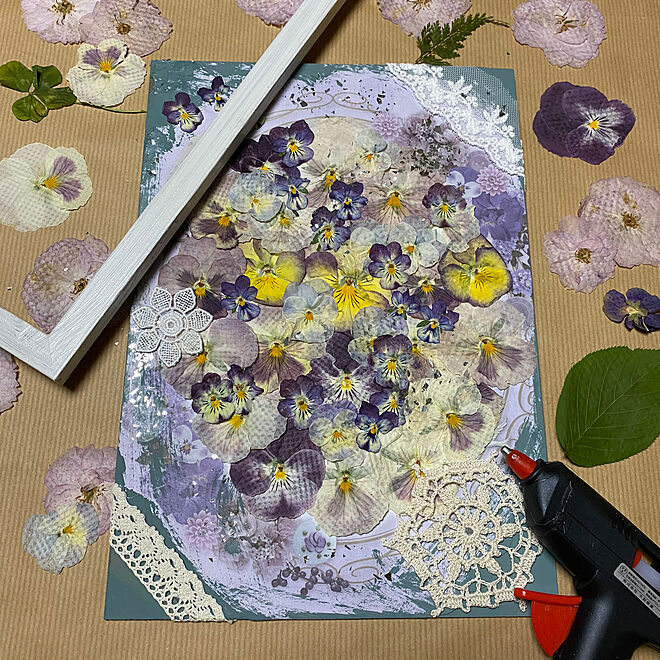 セリアのカレンダー/庭の植物を楽しむ/ダイソーのフォトフレーム/レース/押し花アート...などのインテリア実例 - 2023-05-06 09:00:13