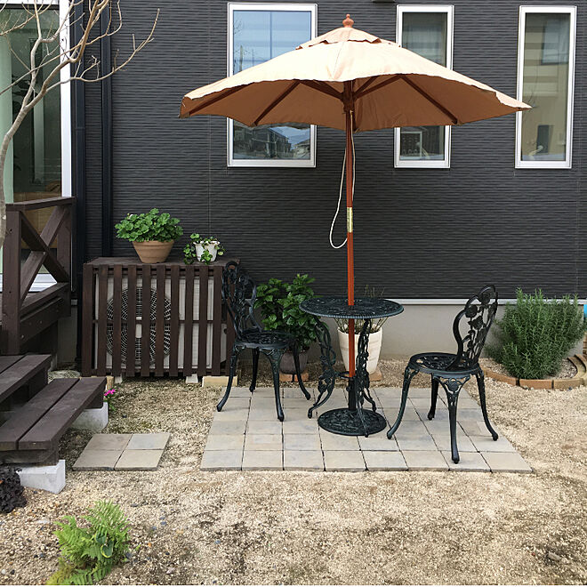 玄関/入り口/パラソル/青銅のテーブル&イス/ガーデニング/手作りの庭
