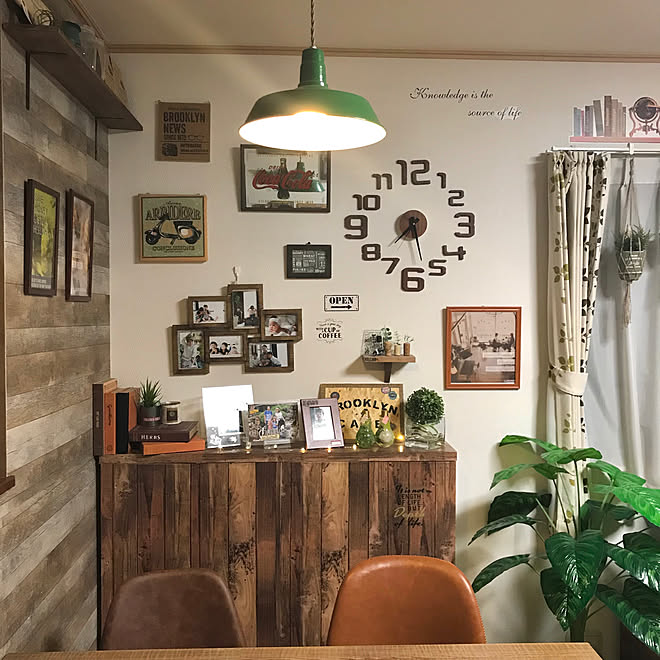 リビング 壁面ディスプレイ アメリカンヴィンテージ カフェ風インテリア ハンドメイド雑貨 などのインテリア実例 18 05 17 21 01 17 Roomclip ルームクリップ