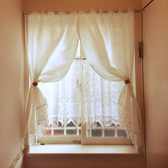 玄関 入り口 ビーズ レースカーテン アンティークつっぱり棒 カフェカーテンリメイク などのインテリア実例 18 05 03 17 05 00 Roomclip ルームクリップ