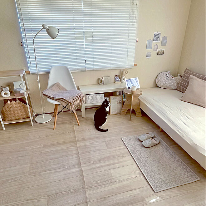 イームズチェアリプロダクト/IKEA フロアライト/ねこのいる日常/寝室/猫との暮らし...などのインテリア実例 - 2022-10-31 22:56:09