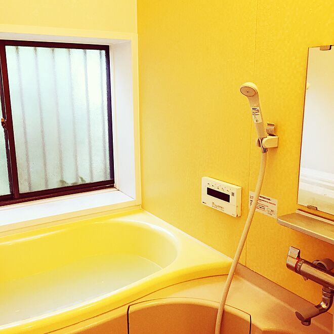 バス/トイレ/なんでバスタブのお湯って緑になるんだろう/お風呂/黄色の壁は一面だけで他は白/アクセントウォール...などのインテリア実例 - 2015-03-30 09:44:04