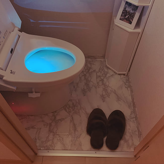 狭いトイレは写真撮るのが難しい…/ライトアップ/ひとり暮らし/リメイクシート 大理石風/バス/トイレのインテリア実例 - 2019-10-10 15:01:02