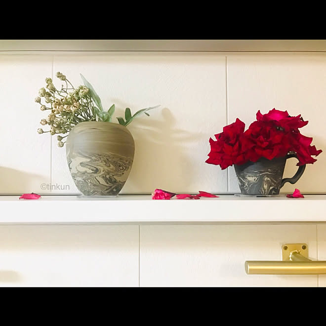 グレー系のカップ グレーの花瓶 花瓶にはセリアのフェイクフラワー 可愛いのもカッコいいのもすき 亡き父との思い出の薔薇 などのインテリア実例 22 09 10 19 33 42 Roomclip ルームクリップ グレー系のカップ グレーの花瓶 花瓶にはセリアのフェイクフラワー 可愛いのもカッコいいのもすき 亡き父との思い出の薔薇 などのインテリア実例 22 09 10 19 33 42 Roomclip ルームクリップ