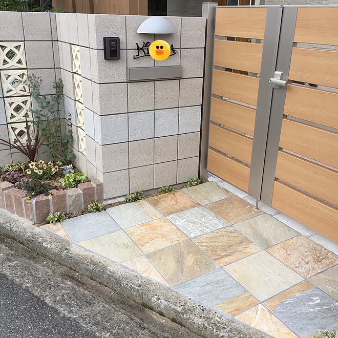 表札灯 ディズニーフォント表札 玄関 入り口 ドゥーロック ポーラスブロック などのインテリア実例 17 06 21 17 19 11 Roomclip ルームクリップ