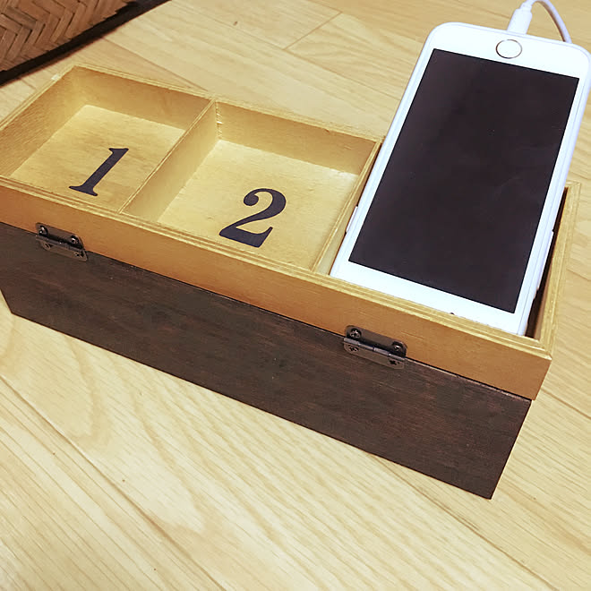 リビング 充電コーナー 電源タップ隠し ダイソー木箱 10分でできるのインテリア実例 19 02 02 01 12 08 Roomclip ルームクリップ リビング 充電コーナー 電源タップ隠し ダイソー木箱 10分でできるのインテリア実例 19 02 02 01 12 08 Roomclip ルームクリップ