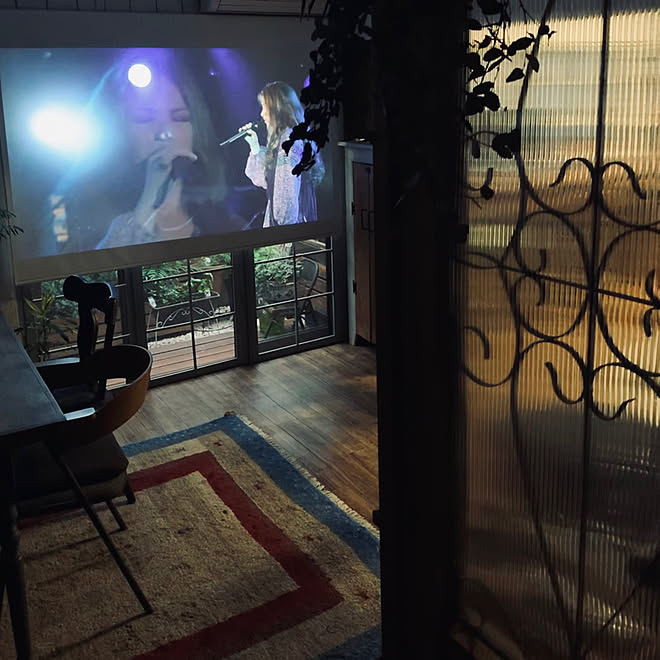 ニトリ遮光ロールスクリーン プロジェクターのある生活 プロジェクター プロジェクターepson リビング などのインテリア実例 05 06 17 11 47 Roomclip ルームクリップ