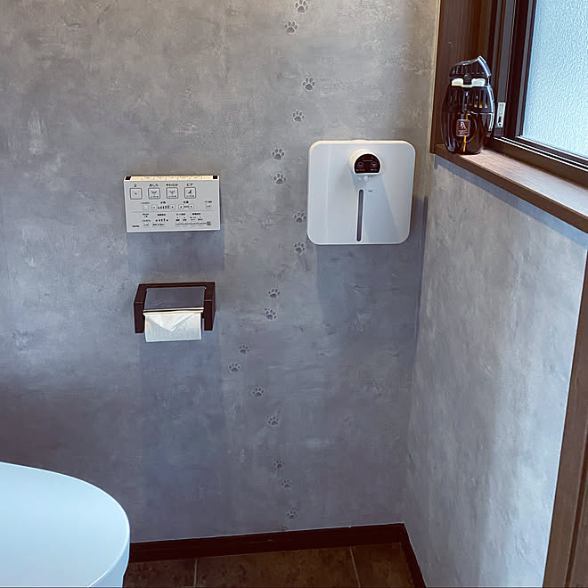 モルタル模様 もうトイレのリフォーム嫌や 壁紙と床を変えたった セルフリフォーム 消臭力 Premium Aroma などのインテリア実例 21 05 02 13 42 40 Roomclip ルームクリップ