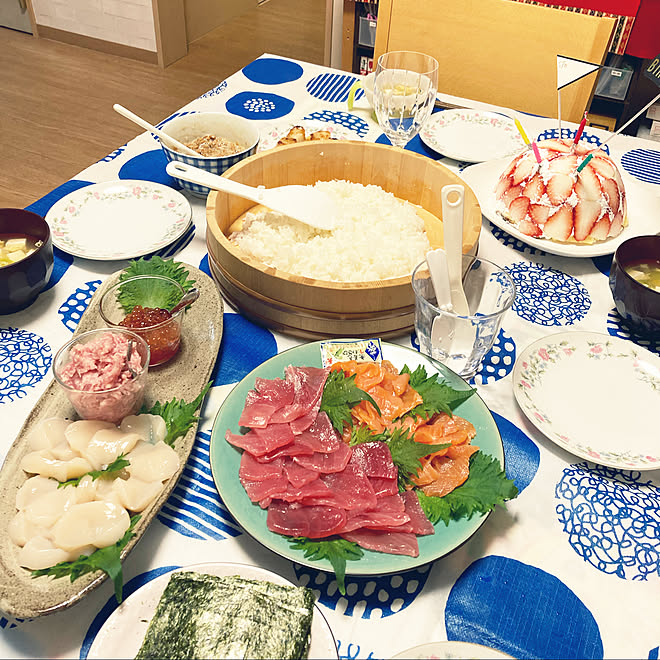 お誕生日会 いちごのドームケーキ 手巻き寿司パーティー ナチュラルキッチン 机のインテリア実例 22 02 22 08 58 25 Roomclip ルームクリップ