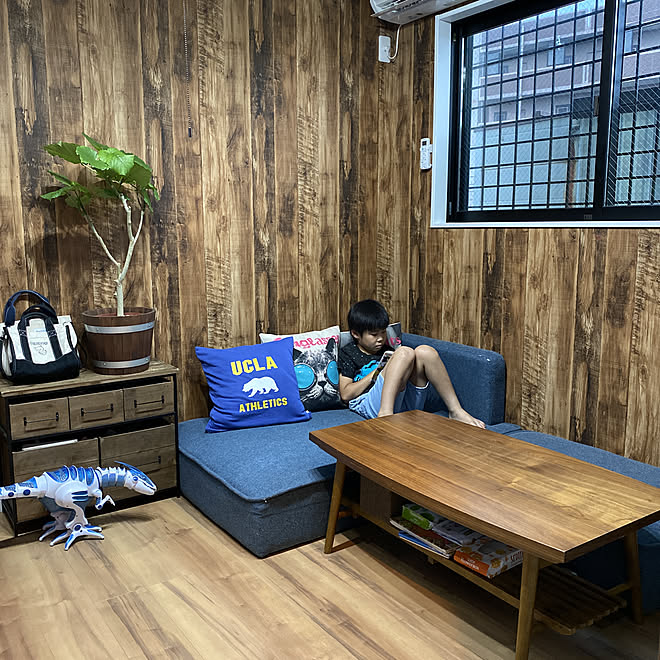木目壁紙 ソファ 男の子部屋 子供部屋 狭小住宅 などのインテリア実例 08 08 18 47 Roomclip ルームクリップ