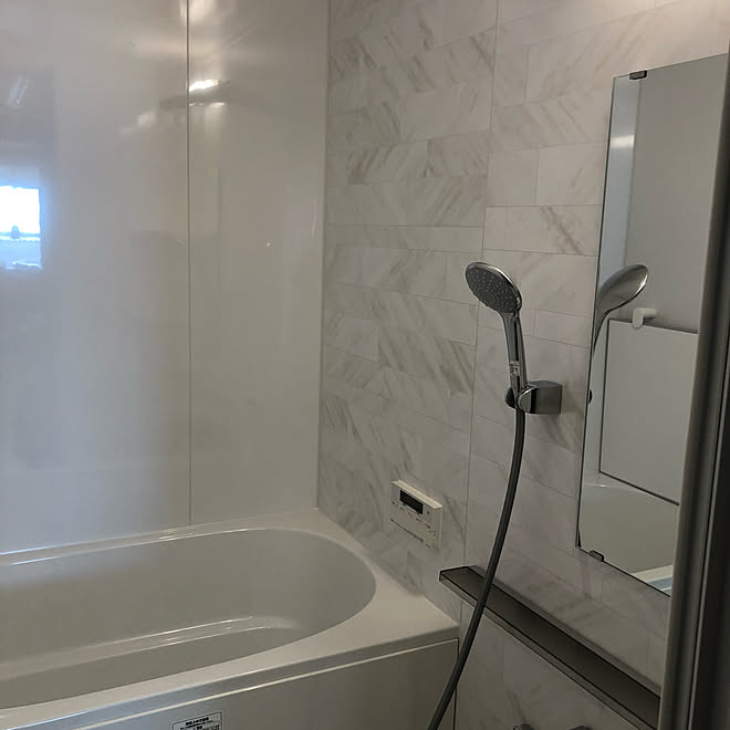 リクシルのお風呂 リクシル マンションリフォーム 組石ホワイト リノビオv などのインテリア実例 01 26 13 54 05 Roomclip ルームクリップ