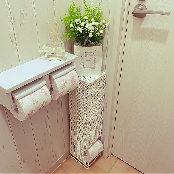 トイレットペーパー収納/トイレの壁/フェイクフラワー/フェイクグリーン/インテリアグリーン...などのインテリア実例 - 2020-02-15 09:34:13