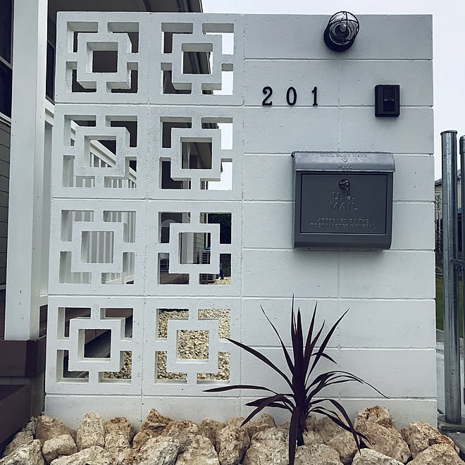 花ブロック 表札番地 アメリカンポスト 琉球石灰岩 赤ドラセナ などのインテリア実例 19 06 15 21 01 55 Roomclip ルームクリップ