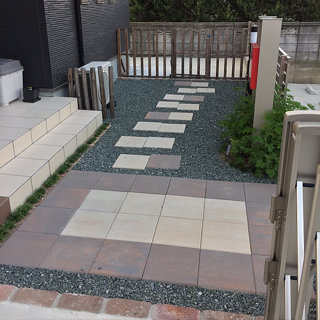 玄関 入り口 室外機目隠し 玄関前スペース レンガ ポスト などのインテリア実例 17 09 25 19 19 39 Roomclip ルームクリップ